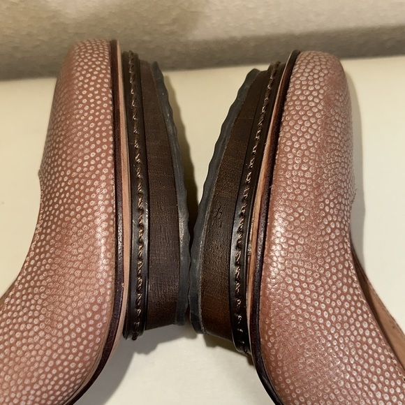 Max Azria platform pumps size 36 1/2. US 5.5 - Picture 9 of 11